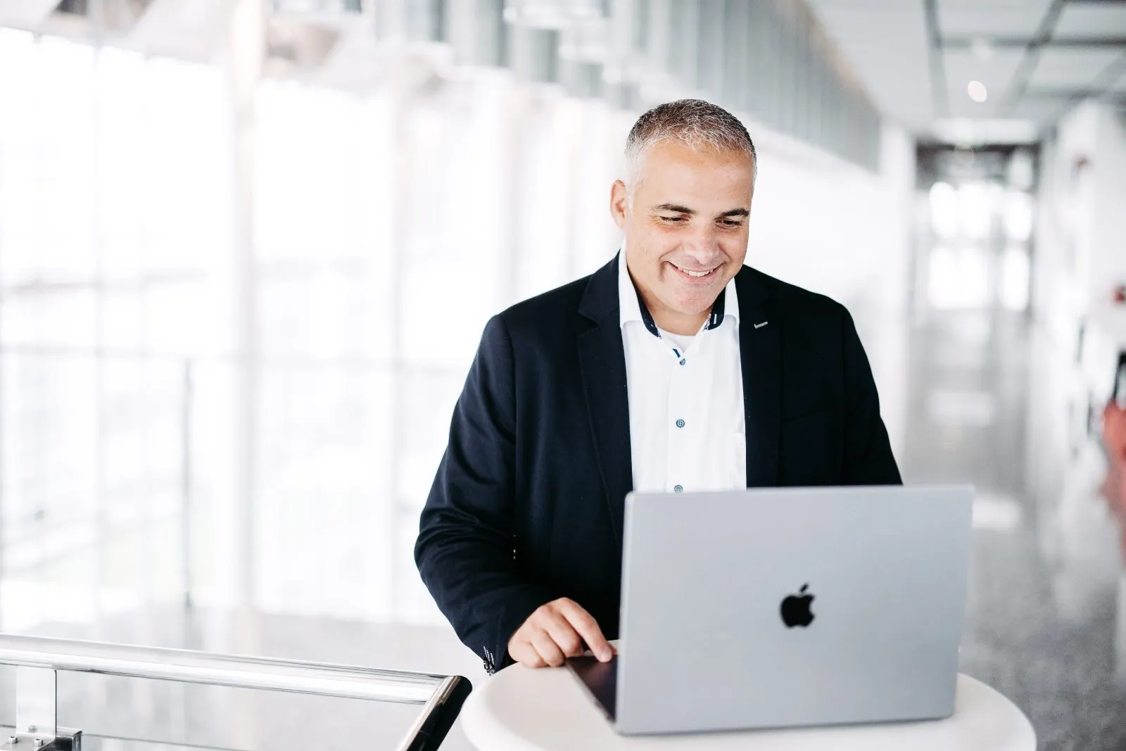 Berater am Laptop in einem hellen Büro